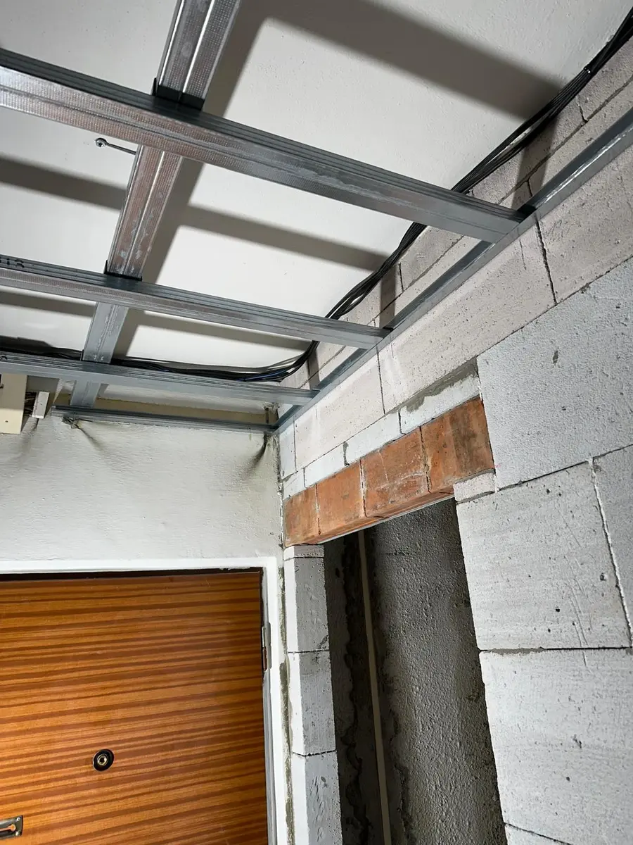 Rozvody elektroinstalace a rozvodnice u vchodových dveří, rozestavěný interiér